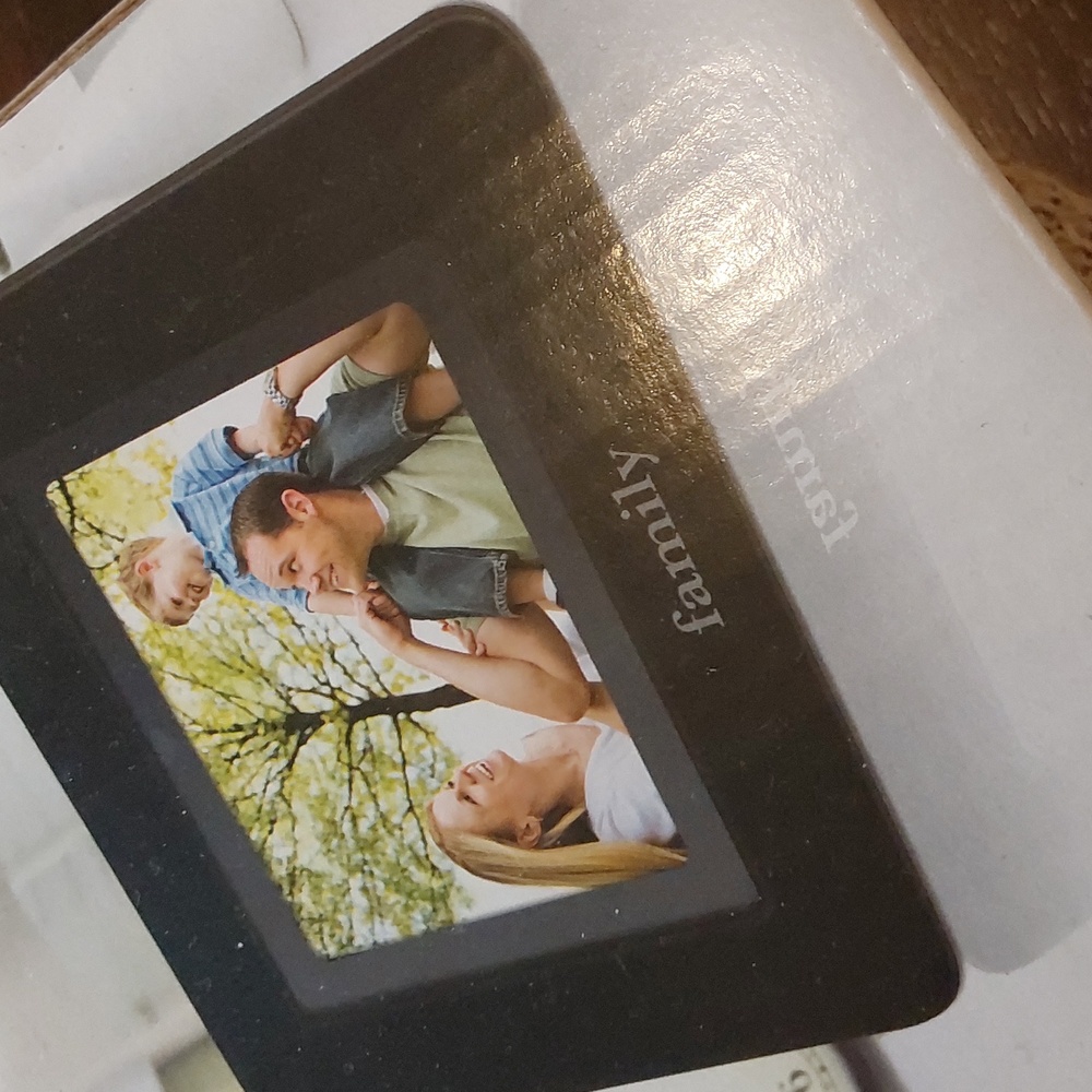 Coby 7" Digital Photo Frame with MP3 Player - Picture 3 of 6